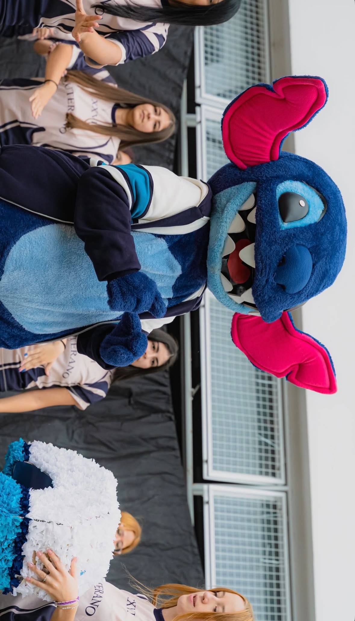 Mascota Stitch con alumnas ZETA
