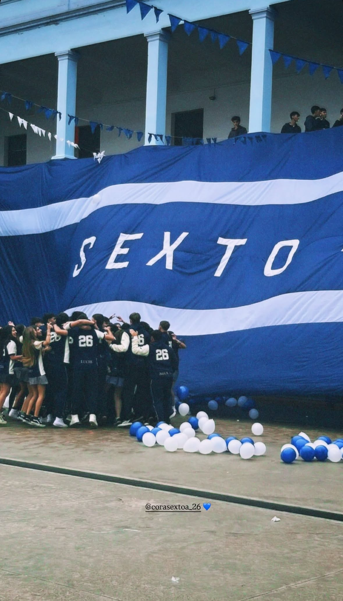 Promo abrazados con bandera